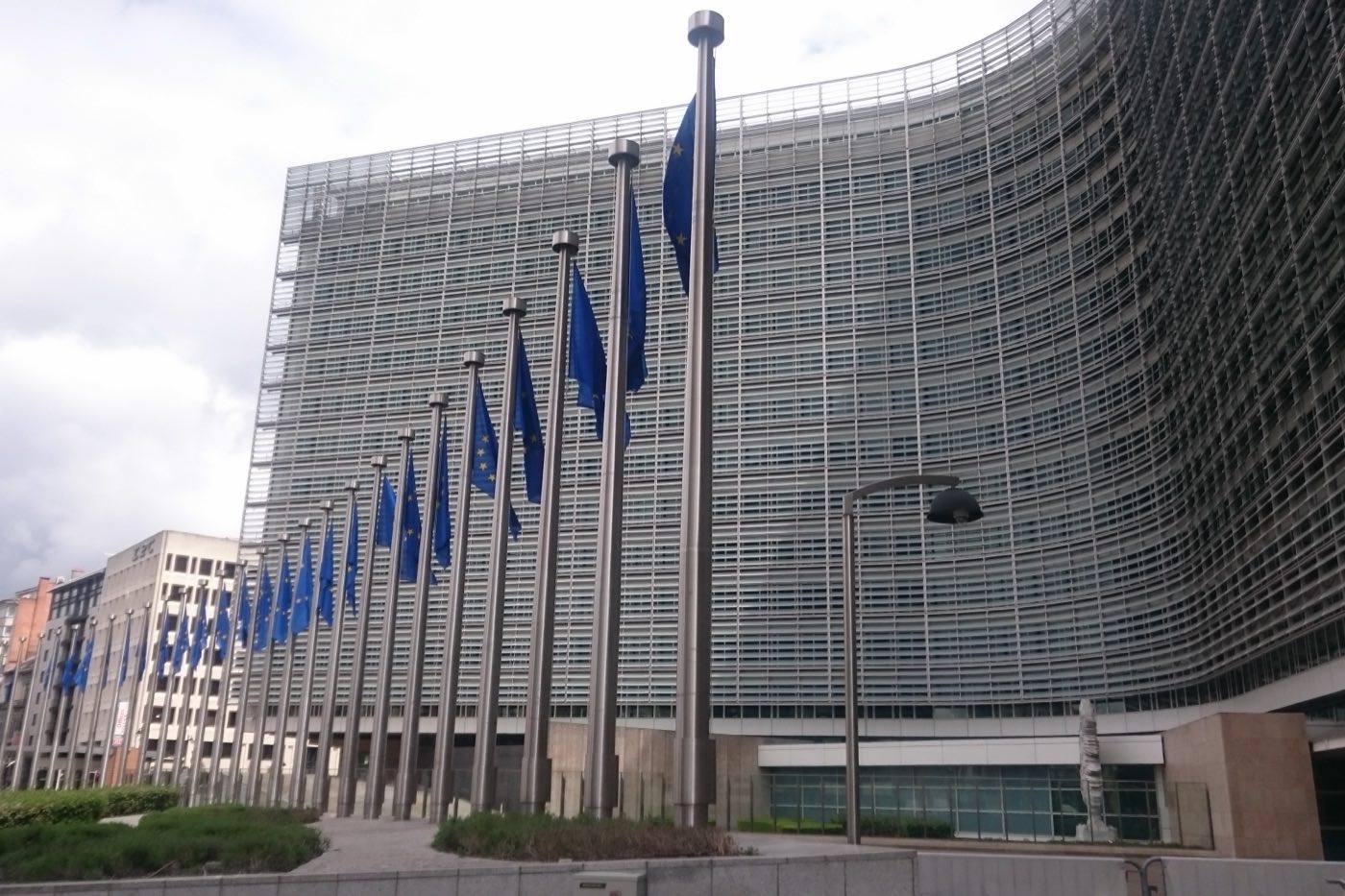 Drapeaux européens devant le bâtiment Berlaymont, dans le quartier européen de Bruxelles, où International ICS conduit des opérations TSCM
