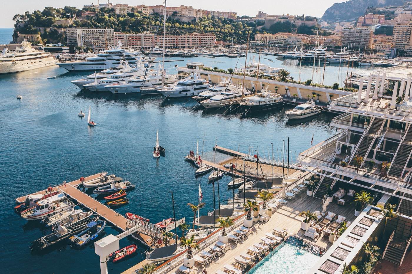 Yachts à quai dans le port Hercule, au pied du Rocher de Monaco. International ICS intervient à bord comme dans les résidences