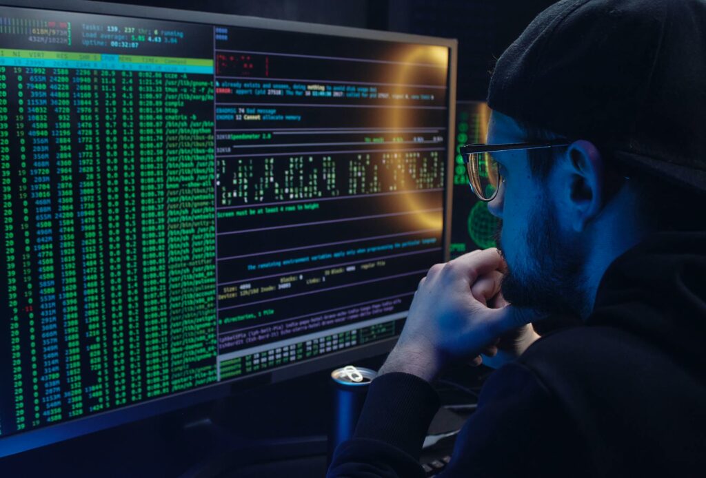 Analyste observant des écrans de supervision lors d’un incident de sécurité