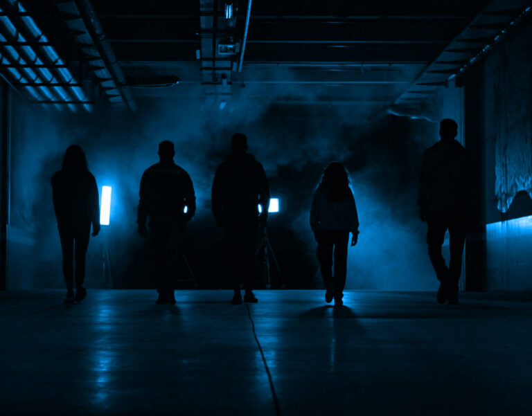 Silhouettes de l’équipe International ICS à contre-jour, visages non visibles