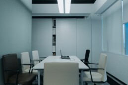 Bureau de direction : recherche de micros espions (dépoussiérage électronique)
