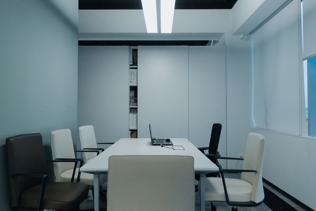 Comment savoir si mon bureau est sur écoute ? Les 7 signes qui doivent alerter